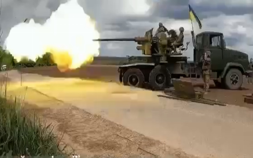Українські воїни використовують зенітну гармату С-60 для боротьби з окупантом